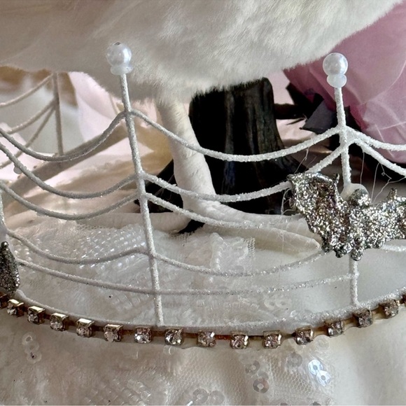 NEW! Gorgeous Gothic White Lace Pumpkin + Crown + White Crow - Picture 11 of 16